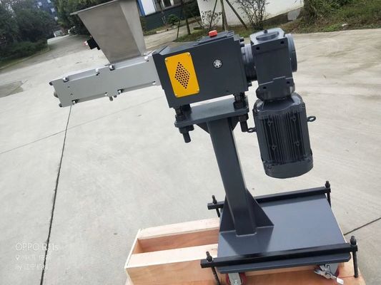 Vibrating Rotating Twin Screw Extruder Side Feeder Bahan D2 Untuk WPC Extruder